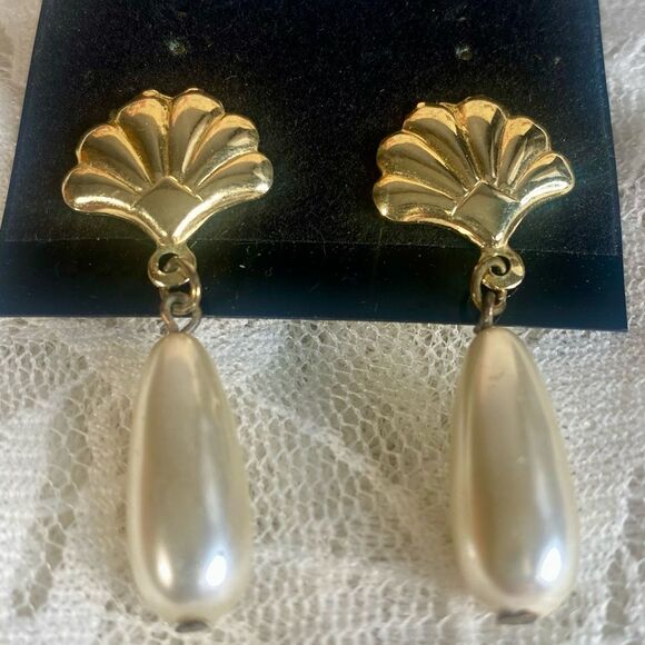 Vintage Gold Seashell and Faux Pearl Earrings Dangle Style Fashion Jewelry - Picture 2 of 4